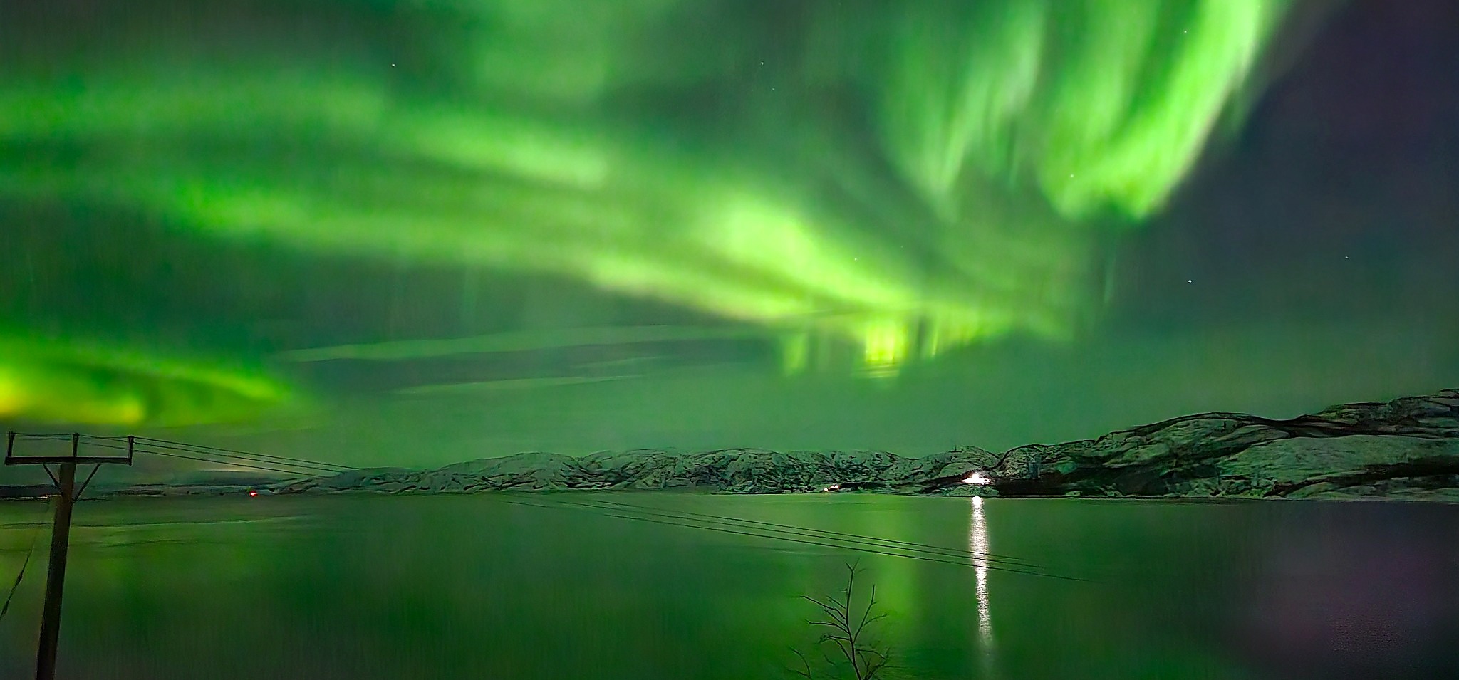 Nordlys over fjorden
