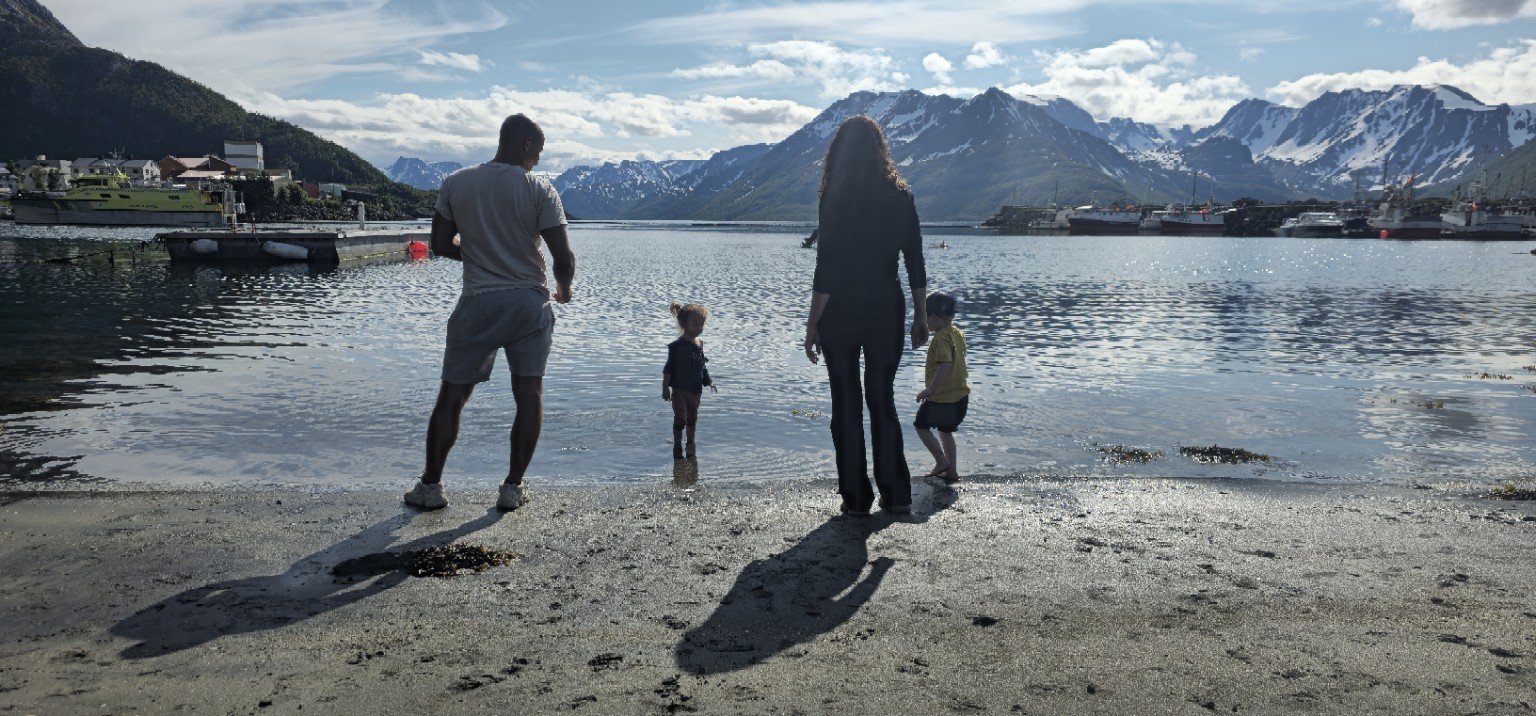 Familie ved sjøen i Øksfjord